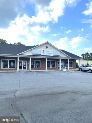 Exterior, Facade, Ranch