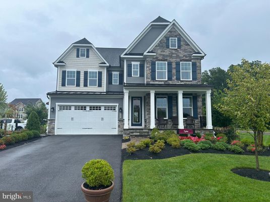 Attached, Exterior, Facade, Farmhouse