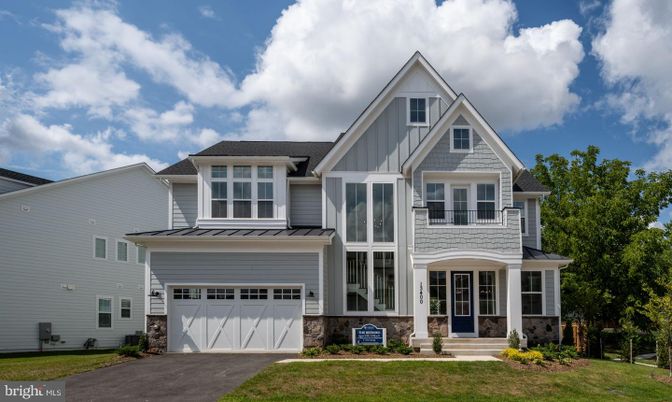 Attached, Exterior, Facade, Farmhouse