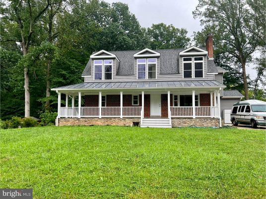 Attached, Exterior, Facade, Cape Cod