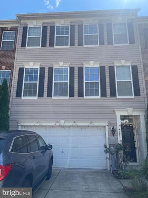 Attached, Exterior, Facade, Rowhouse