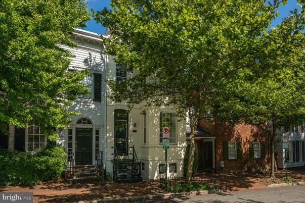 Exterior, Facade, Rowhouse