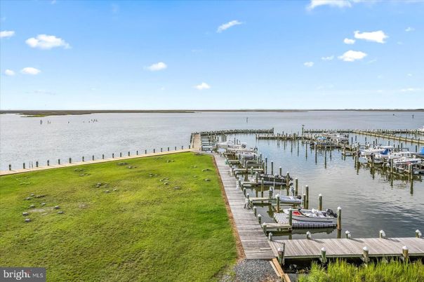 Exterior, Lake