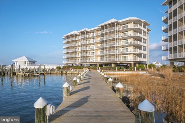Exterior, Lake