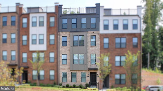 Exterior, Facade, Brick Facade, Rowhouse