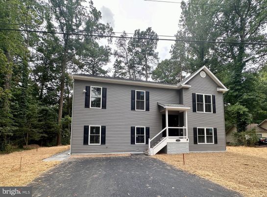 Exterior, Facade, Raised Ranch