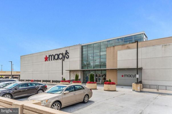 Exterior, Facade, Modern
