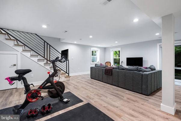 Fitness Equipment, Interior, Living room, Recessed Lighting, Wood Texture Flooring