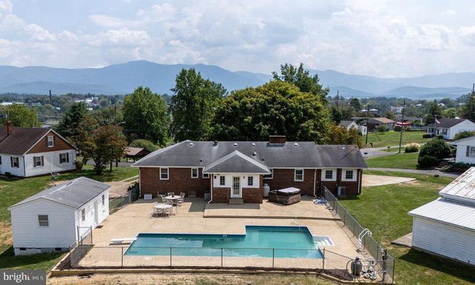 Exterior, Pool