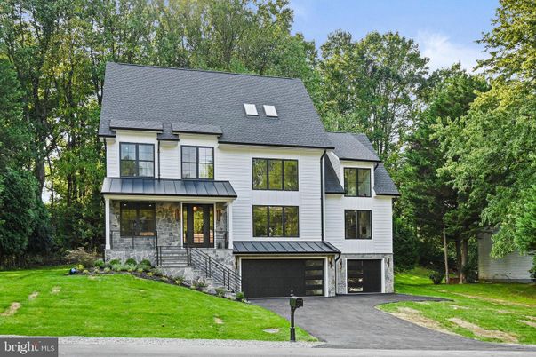 Attached, Exterior, Facade, Farmhouse