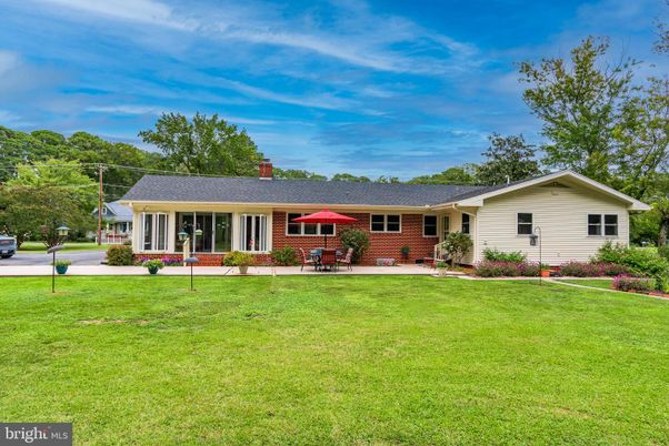 Backyard, Exterior, Facade, Brick Facade, Ranch