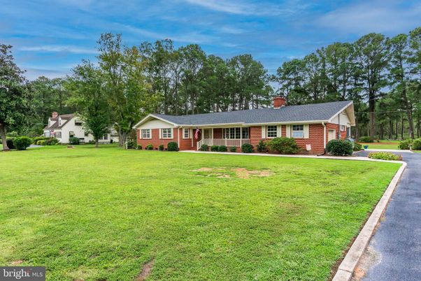 Backyard, Exterior, Facade, Brick Facade, Ranch