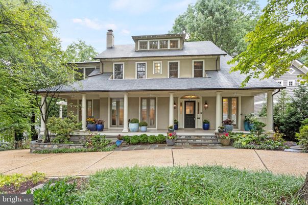 Exterior, Facade, American Foursquare