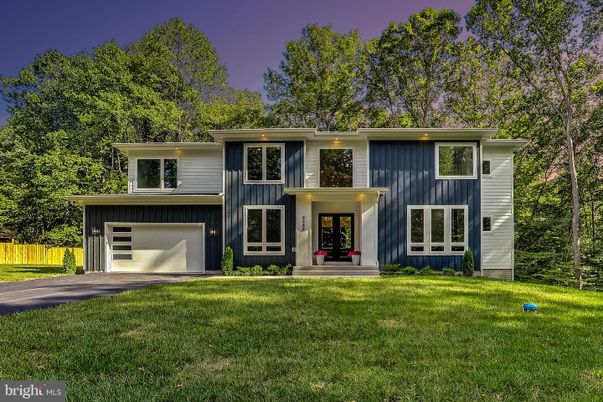 Attached, Backyard, Exterior, Facade, Modern
