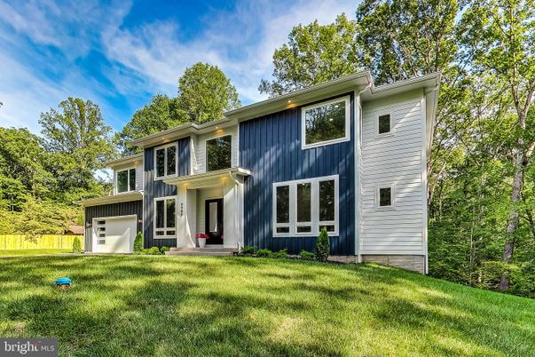 Attached, Backyard, Exterior, Facade, Modern