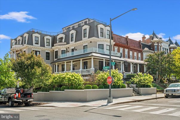 Exterior, Facade, Rowhouse