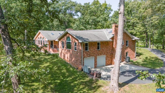 Attached, Exterior, Facade, Brick Facade, Log Home