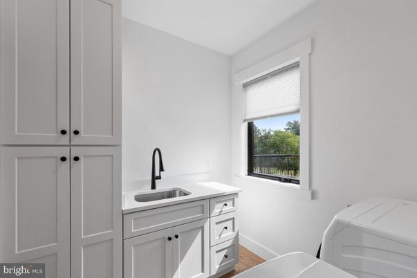 Interior, Washer, Wood Texture Flooring