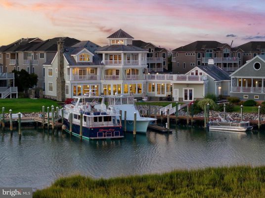 Exterior, Lake