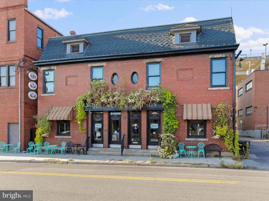 Exterior, Facade, Brick Facade, Rowhouse