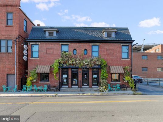 Exterior, Facade, Brick Facade, Rowhouse
