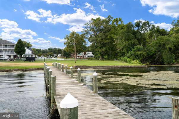 Exterior, Lake
