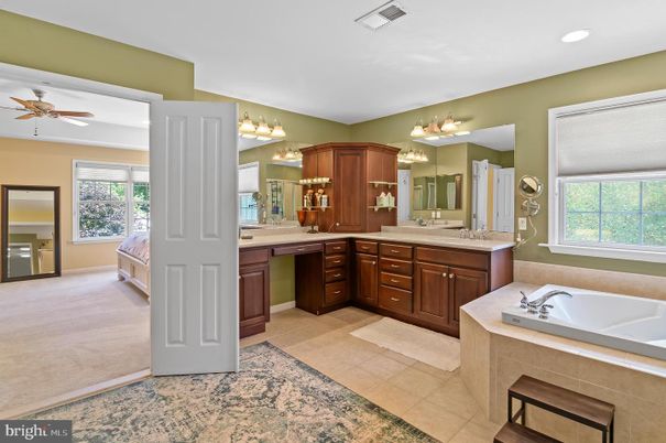Bathroom, Dual Sink Vanities, Interior, Recessed Lighting