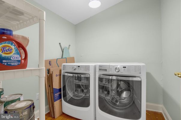 Interior, Recessed Lighting, Washer, Wood Texture Flooring