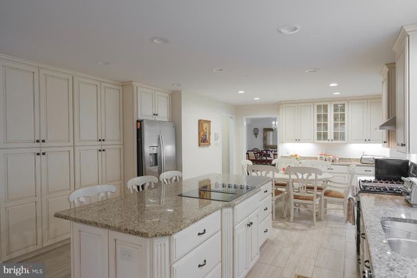Dining room, Interior, Kitchen, Recessed Lighting, Stainless Steel Appliances