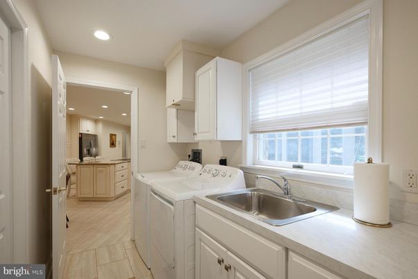 Interior, Recessed Lighting, Washer, Wood Texture Flooring