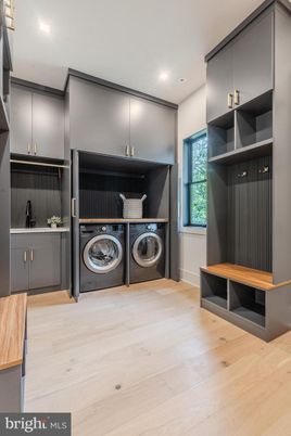 Interior, Recessed Lighting, Washer, Wood Texture Flooring