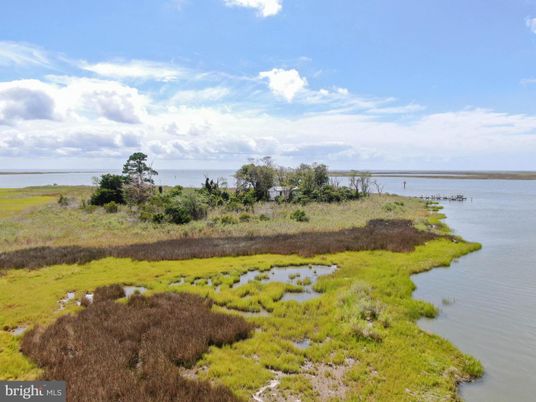 Exterior, Lake