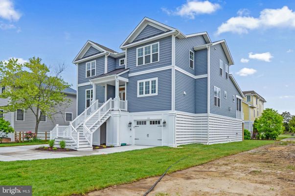 Attached, Exterior, Facade, Queen Anne Victorian