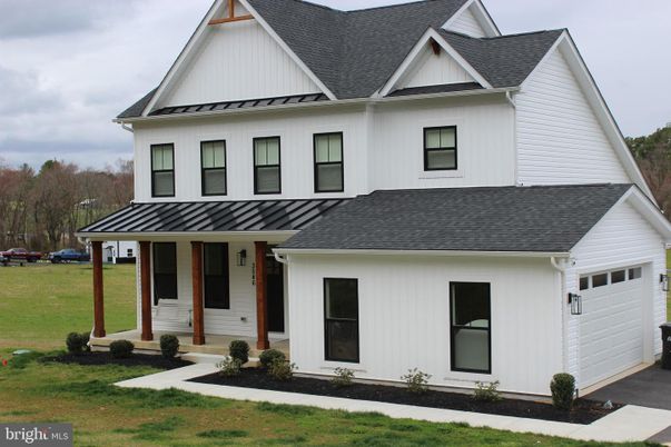 Attached, Exterior, Facade, Farmhouse
