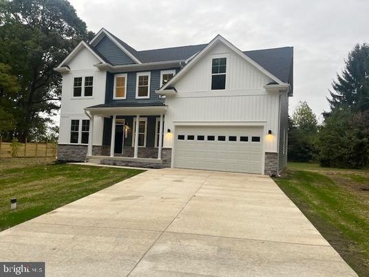 Attached, Exterior, Facade, Farmhouse