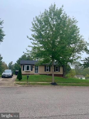 Exterior, Facade, Ranch