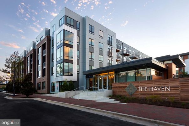 Exterior, Facade, Modern