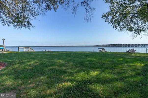 Exterior, Lake
