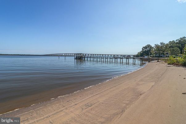 Exterior, Lake