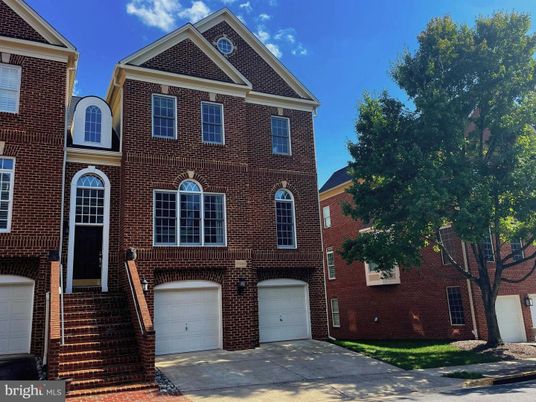 Attached, Exterior, Facade, Brick Facade, Georgian