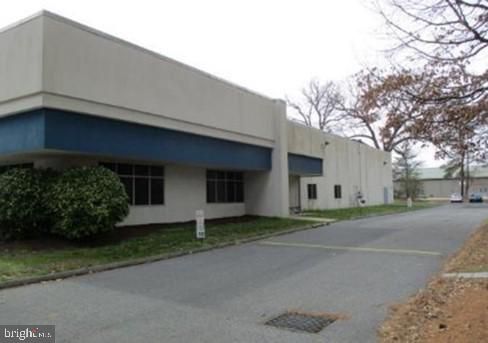 Exterior, Facade, Modern
