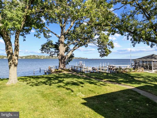 Exterior, Lake