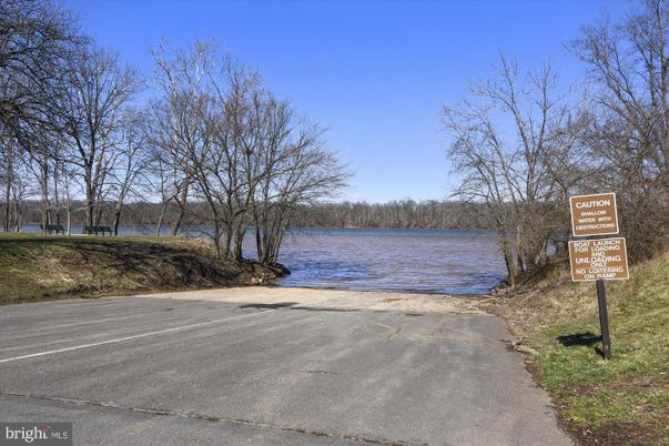 Exterior, Lake