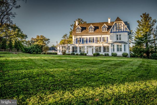 Backyard, Exterior, Facade, Queen Anne Victorian
