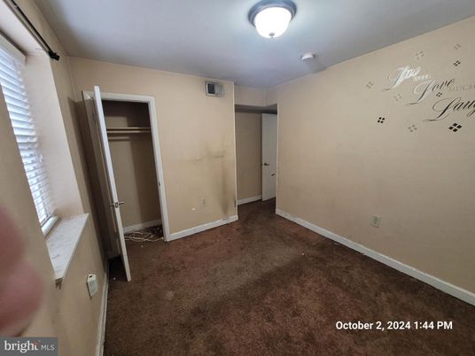 Empty room, Interior
