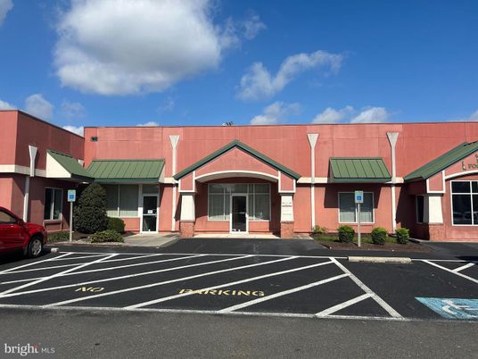 Exterior, Facade, Ranch