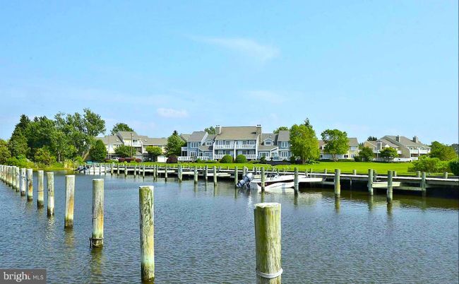 Exterior, Lake