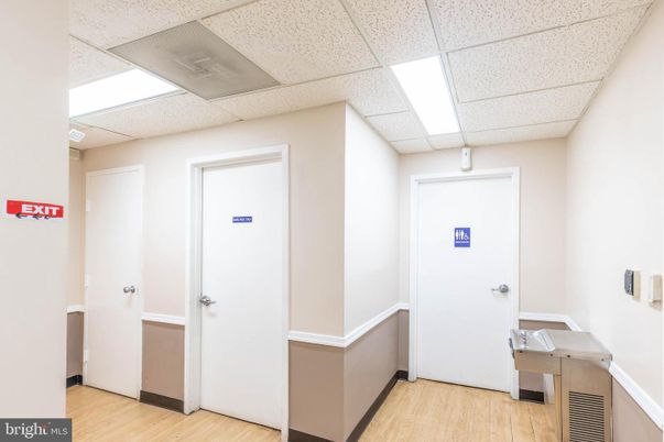 Interior, Recessed Lighting, Washer, Wood Texture Flooring