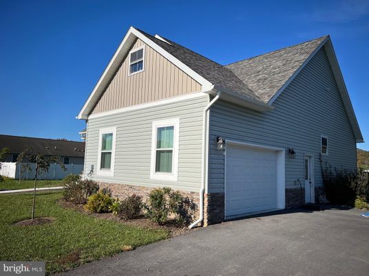 Attached, Exterior, Facade, Farmhouse