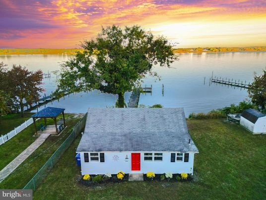 Exterior, Lake